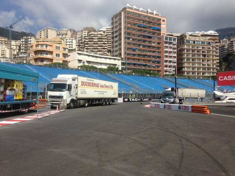 Ultimi preparativi sul tracciato del GP di Montecarlo. 